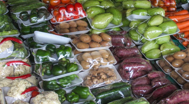 Sprzedaż owoców i warzyw w plastikowych opakowaniach będzie zakazana?