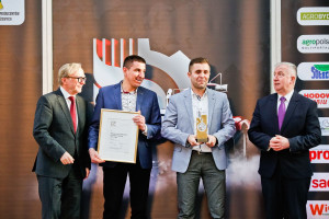 Na zdjęciu od lewej: Przemysław Trawa, przedstawiciele firmy Usarya Polska i Ryszard Kamiński, podsekretarz stanu w MRiRW, fot. MTP