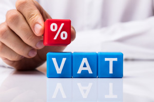 Sondaż: elektorat PiS wierzy w obniżkę VAT w sklepach