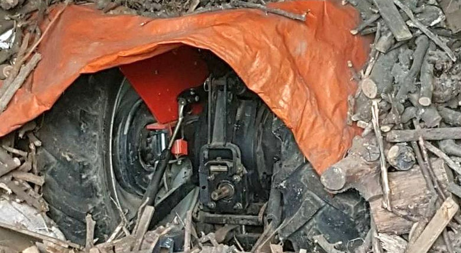 Ciągnik był schowany w stercie drewna, Fot. Policja Skradziony ciągnik ukryty w stercie drewna