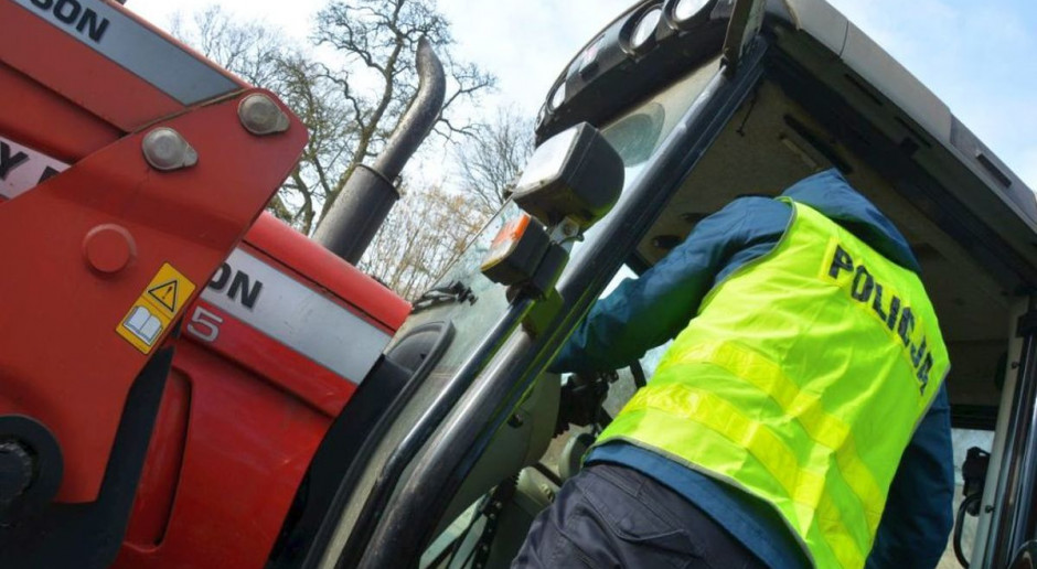 Policjanci weryfikują stany liczników w ciagnikach, Foto: Policja Cofnięty licznik w traktorze – jak uniknąć kłopotów