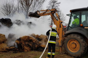 Strażacy nadal gaszą pożar w firmie produkującej pellet ze słomy
