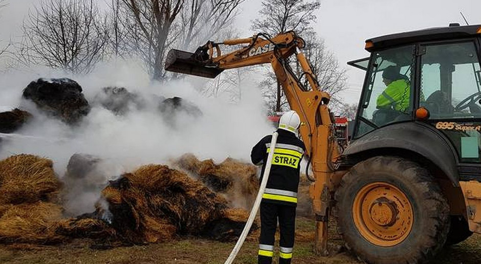 Spłonęło kilkadziesiąt bel słomy, Fot, OSP Jeżowa Spłonęła sterta słomy - to było podpalenie