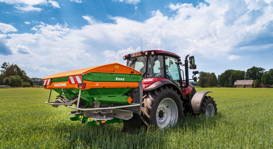 Rozwiązanie EasySet 2 pozwala na wyeliminowanie przyłączania przewodów hydraulicznych do uruchamiania zasuw, fot. mat. prasowe Rozsiewacze Amazone ZA-V z terminalem EasySet 2
