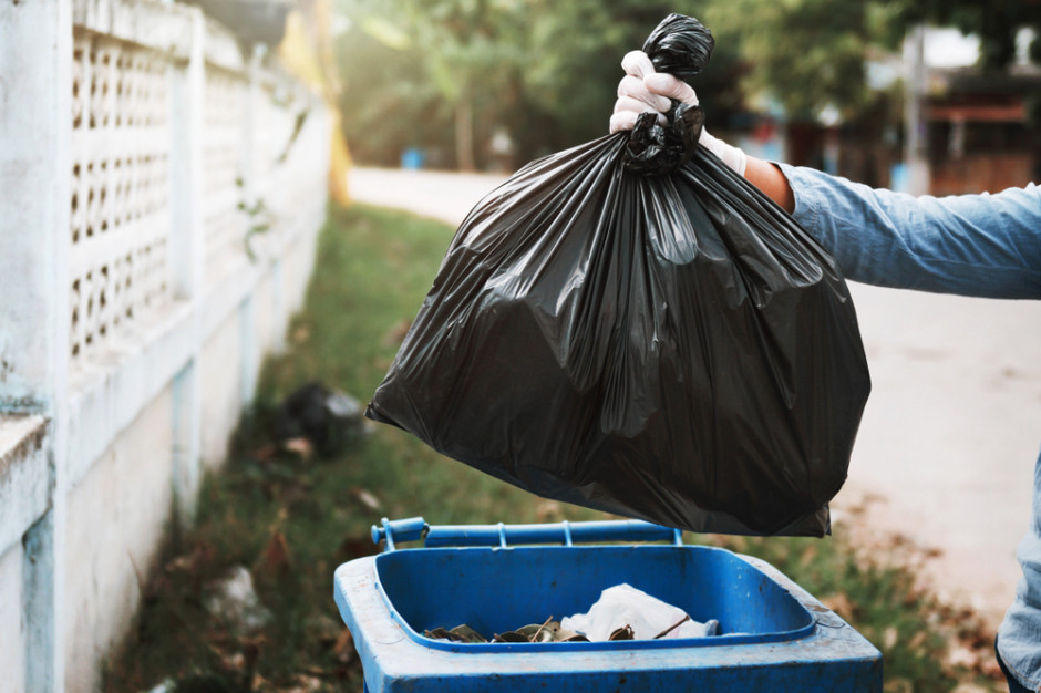 Nowa ustawa dopuszcza prowadzenie ewidencji odpadów w formie papierowej do 31 grudnia br. bez konieczności podawania numeru rejestrowego BDO, fot. Shutterstock