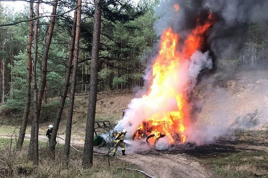 Pożar wybuchł nagle i doszczętnie strawił ciągnik, Foto: OSP Chojna