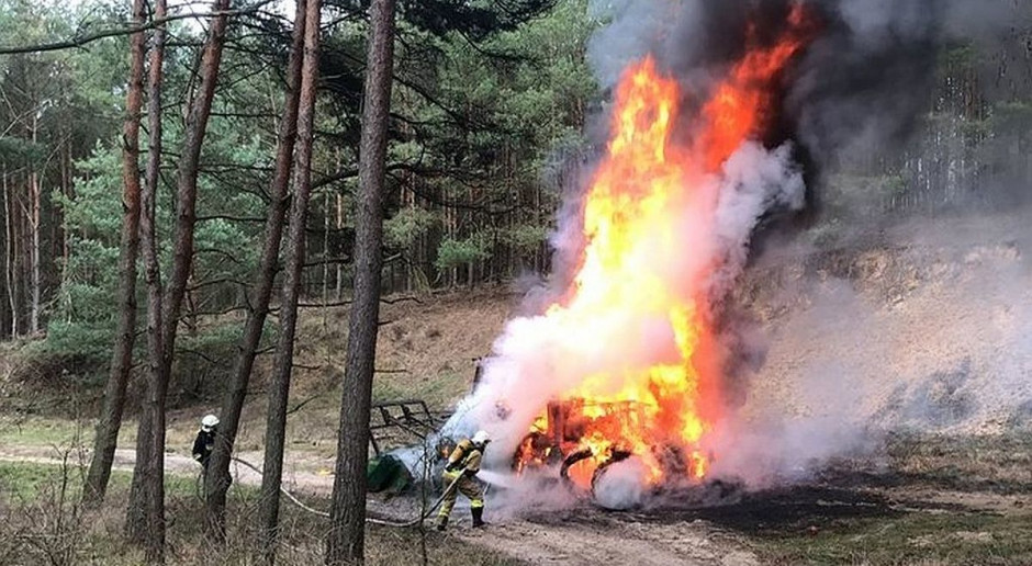 Pożar wybuchł nagle i doszczętnie strawił ciągnik, Foto: OSP Chojna W lesie spłonął ciągnik drzewiarzy