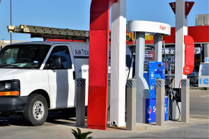 Ceny paliw na stacjach powinny spadać średnio o kilka groszy na litrze