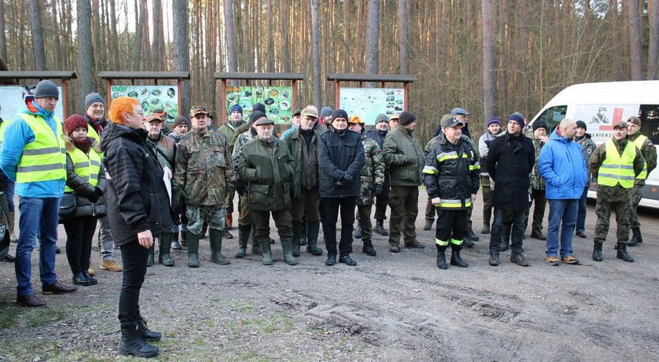 W poszukiwania pod Drzewica wzięli udział żołnierze obrony terytorialnej, mysliwi i strażacy, Foto: Starostwo Opoczno Przeszukano lasy pod Opocznem - nie znaleziono żadnego martwego dzika