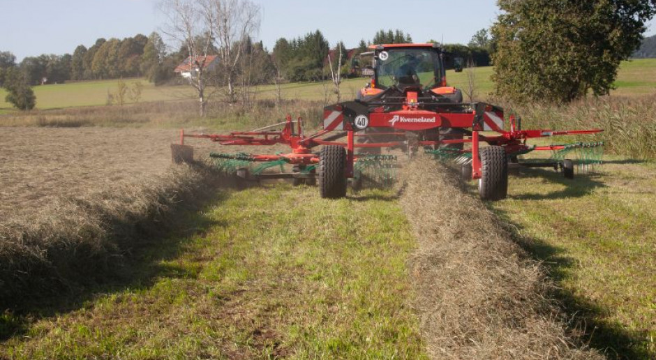 Konstrukcja nowych zgrabiarek obejmująca tylną karuzelę o mniejszej średnicy pozwala na zgrabienie zielonki z większej szerokości w jeden duży pokos. fot. mat. prasowe Nowe modele zgrabiarek karuzelowych w ofercie Kvernelanda