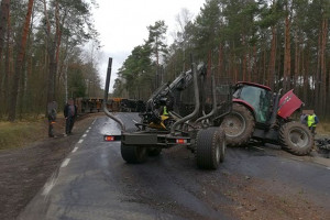Traktorzysta ranny po zderzeniu ciągnika z tirem na Mazowszu