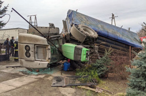 W gminie Bodzanów na Mazowszu ciągnik z przyczepą zderzył się z samochodem ciężarowym, zdjęcia: OSP Kanigowo