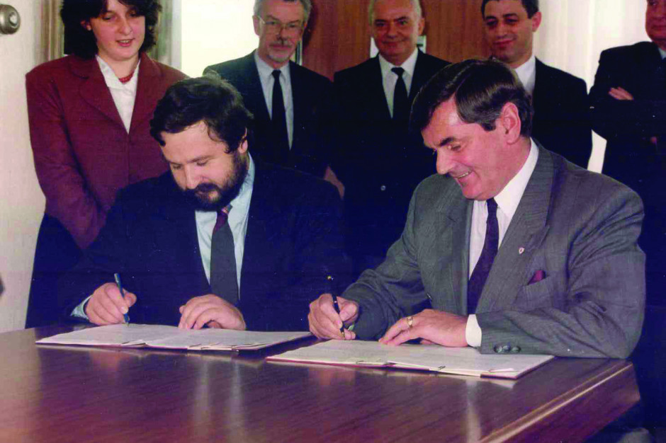 Fundacja Europejski Fundusz Rozwoju Wsi Polskiej świętuje 30-lecie; fot. FEFRWP,  Artur Balazs i Ray MacSharry – Komisarz do spraw rolnictwa Wspólnot Europejskich podpisują porozumienie o utworzeniu Funduszu