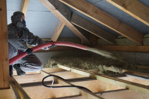 Granulat wdmuchiwany to szybkie docieplenie dachu