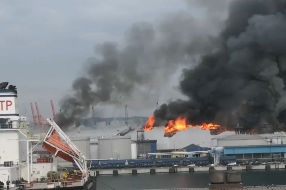 Ugaszono pożar jednego z magazynów dzierżawionych przez Bałtycki Terminal Zbożowy fot. kadr YouTube
