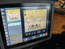 Deutz-Fahr Agrotron 7250 TTV ma w wyposażeniu duży monitor, który przez standard Isobus może służyć do obsługi różnych maszyn. Na zdjęciu widoczny jest interfejs siewnika Kverneland Optima SX