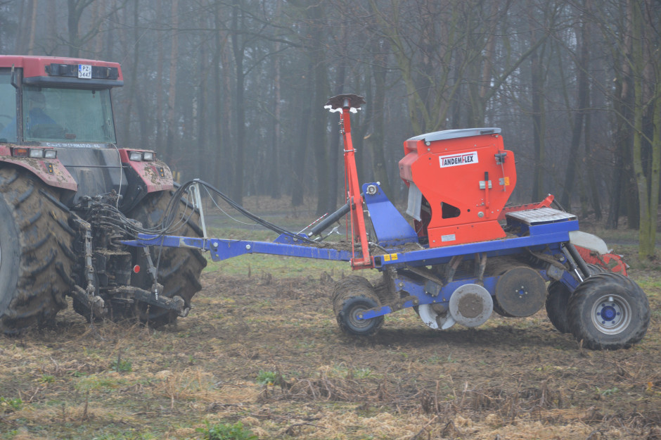 Od kilku lat gospodarstwo do siewu używa 3 m siewnika Tandem Flex wyprodukowanego przez niemiecką firmę Auf de Landwehr. Maszyna równie dobrze pracuje w technologii siewu w mulch jak i w siewie bezpośrednim. 