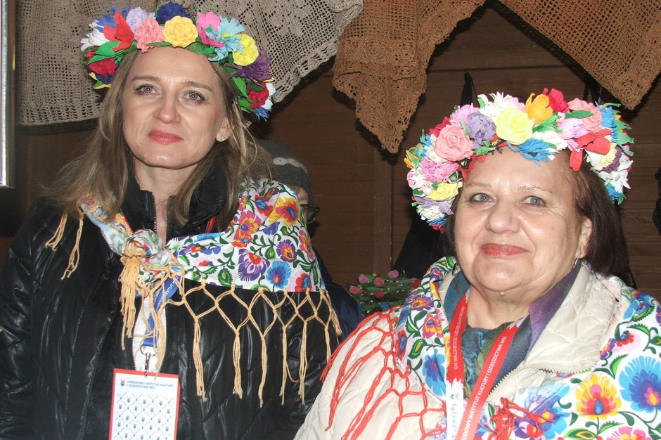 Agata Tymosiak (z lewej) wraz z koleżankami z KGW z uśmiechem zachęcała Warszawiaków do degustacji smakołyków z Pruszyna; fot. AKoz