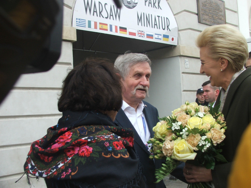 Karol Krajewski, dyrektor NIKiDW wręczył Pani Prezydentowej bukiet kwiatów z okazji Dnia Kobiet fot. AKoz