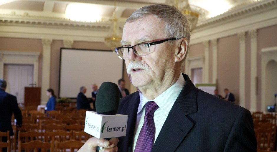 Dyrektor Instytutu Uprawy Nawożenia i Gleboznawstwa prof. dr hab. Wiesław Oleszek, rozmawia z przedstawicielem redakcji, fot. farmer.pl W Puławach radzono o suszy