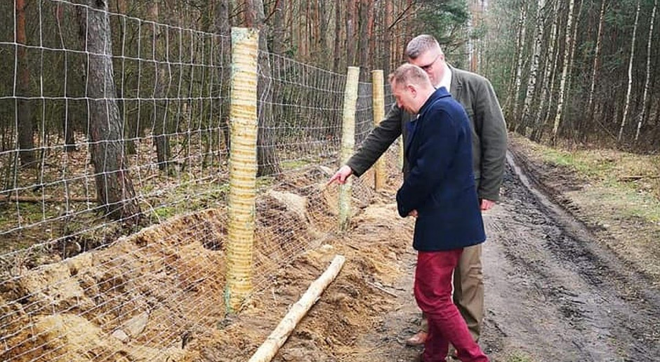 Poseł Robert Telus wizytował budowę płotu pod Tomaszowem Maz., Fot. Facebook/Popieramy Roberta Telusa Płot na miarę możliwości, czyli walka z ASF w woj. łódzkim