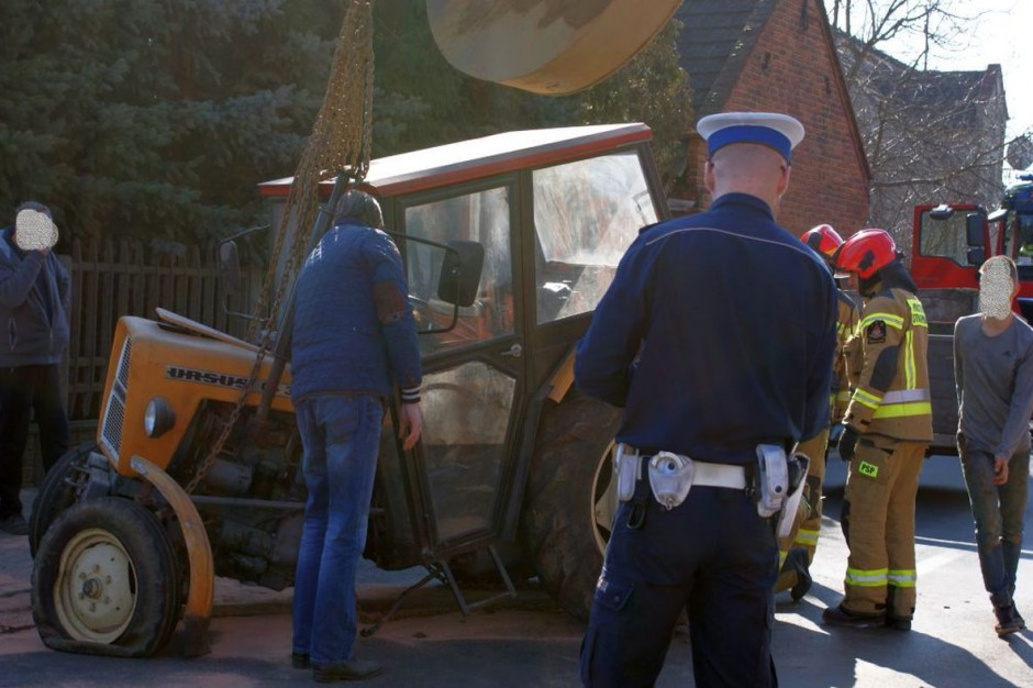 W wyniku zderzenia traktor niemal się rozpadł na części, Foto: Policja