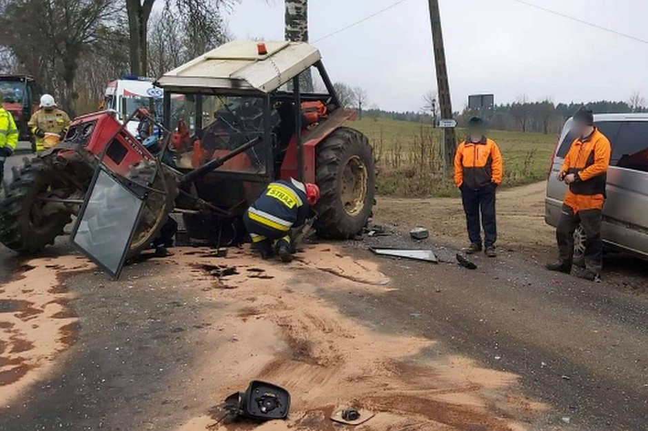 Wskutek zderzenia, traktor rozpadł się na części, Foto: PSP Kętrzyn