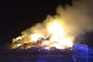 Duży pożar sterty słomy pod Wrocławiem