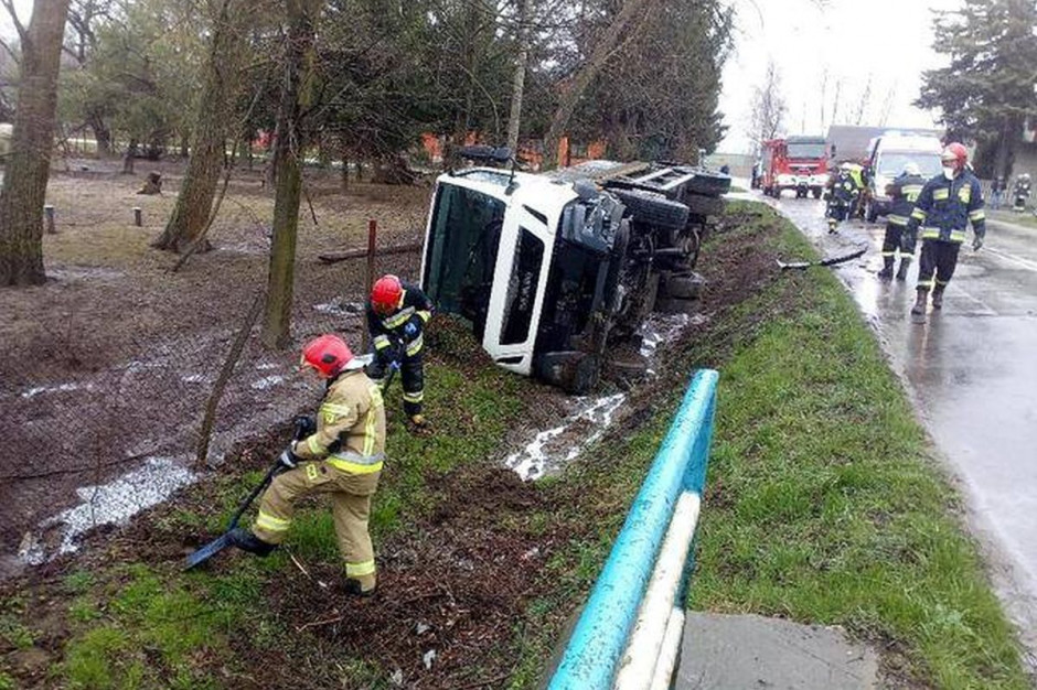 Autosterna po zderzeniu wywróciła się w rowie, Foto: PSP Kazimierza Wielka