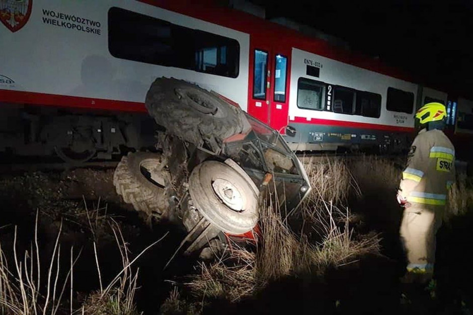 Ciągnik po zderzeniu z pociągiem wylądował w rowie, Foto: OSP Czerniejewo