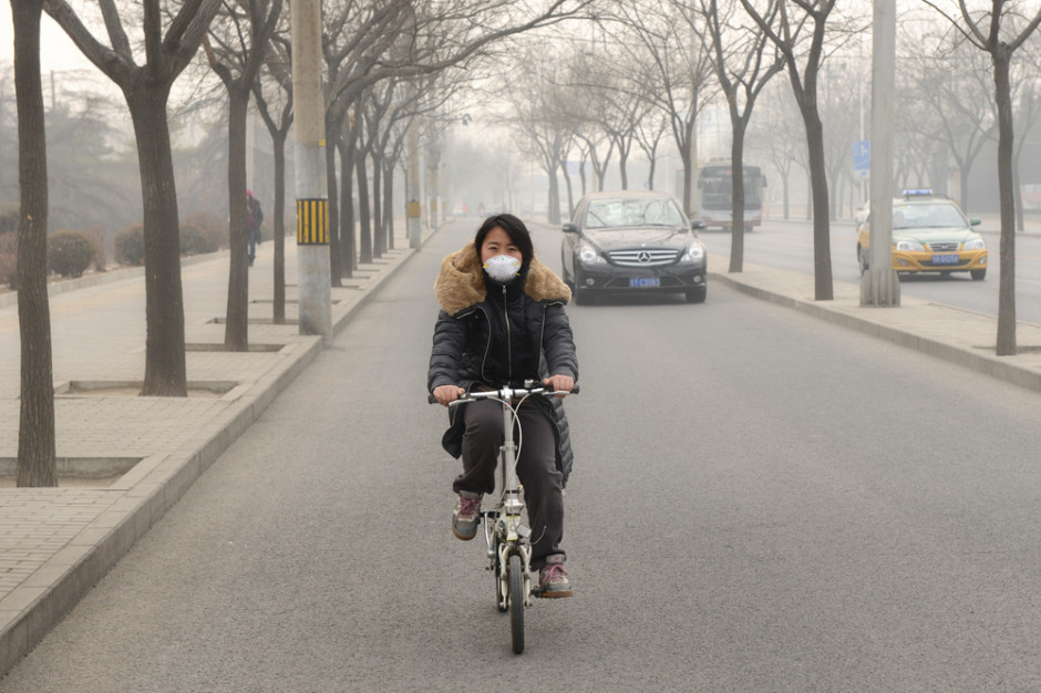 Środki zapobiegawcze wprowadzane przez poszczególne kraje mają wpływ na zmniejszenie zanieczyszczenia atmosfery, H. C. Chih/ Shutterstock.