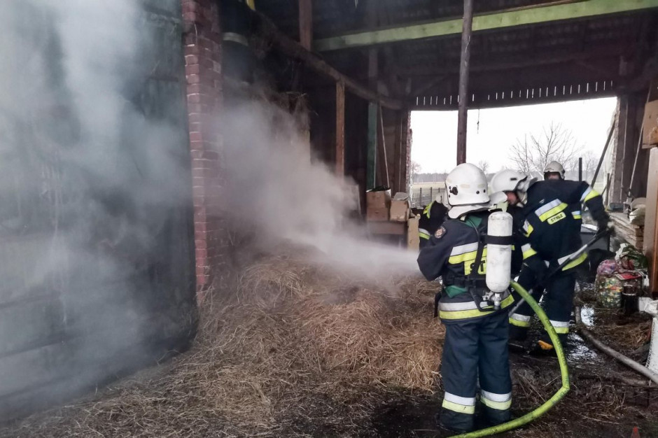 Kilka zastepów strażaków gasiło pożar stodoły pod Olesnem, Foto: OSP Dobrodzień