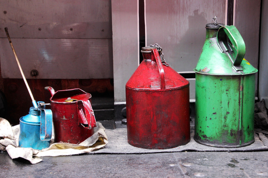 Sposób postępowania z opakowaniami po olejach odpadowych definiuje między innymi rozporządzenie Ministra Gospodarki z dnia 5 października 2015 r. w sprawie szczegółowego sposobu postępowania z olejami odpadowymi. Foto. Dean Moriarty, Pixabay