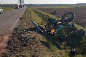 Samochód staranował ciągnik - rolnik w szpitalu