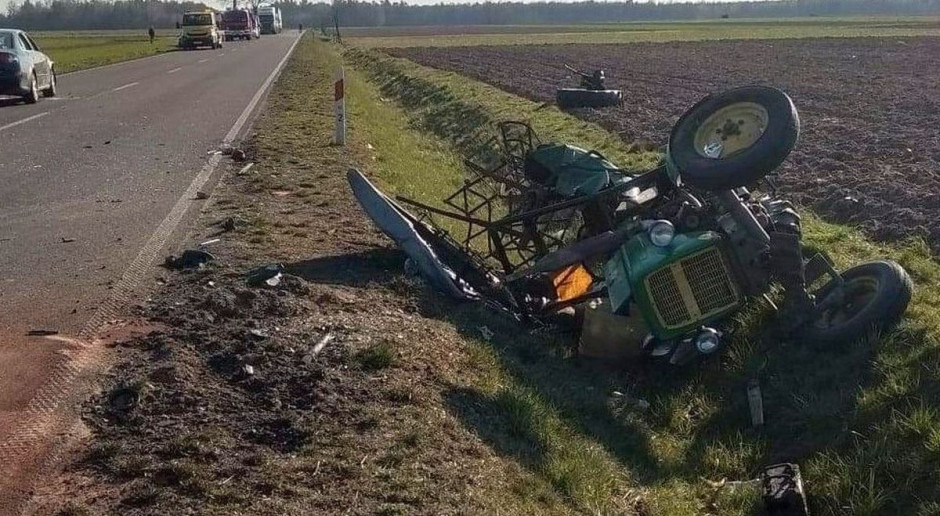 Rozbity traktor wpadł do rowu, a poważnie ranny rolnik trafił do szpitala, foto: Policja Samochód staranował ciągnik - rolnik w szpitalu