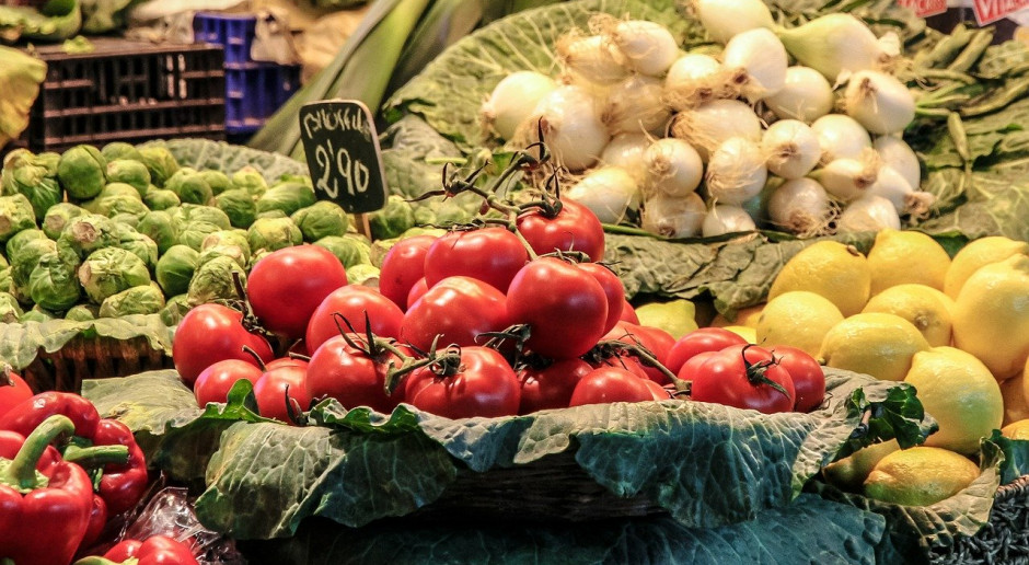 Zgodnie z dekretem premiera, cotygodniowe targi we Francji nie mogą odbywać się bez zadaszenia; Fot.pixabay.com Kontrowersje wokół targowisk we Francji