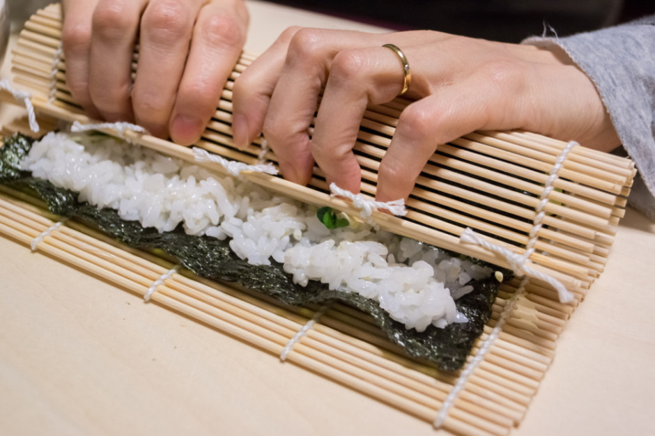 Zwijanie sushi wbrew pozorom nie jest trudne. Wystarczy dość ściśle zwinąć początek, a potem dać się poprowadzić macie, która właściwie roluje się sama, fot. Shutterstock