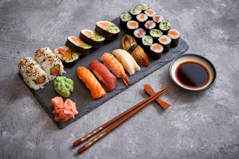 Do sushi trzeba się odpowiednio przygotować. Wybieranie składników, mycie, krojenie, suszenie, obieranie zajmuje więcej czasu niż samo zawijanie rolek, fot. Shutterstock