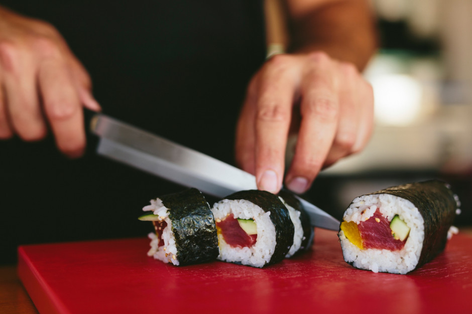 Kroić sushi można tylko odpowiednim nożem – szerokim, bez ząbków i przede wszystkim bardzo ostrym, fot. Shutterstock