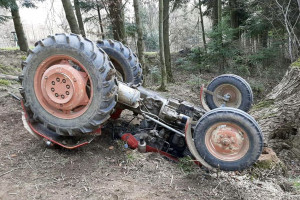 Nastolatka przygniótł traktor podczas zrywki drewna
