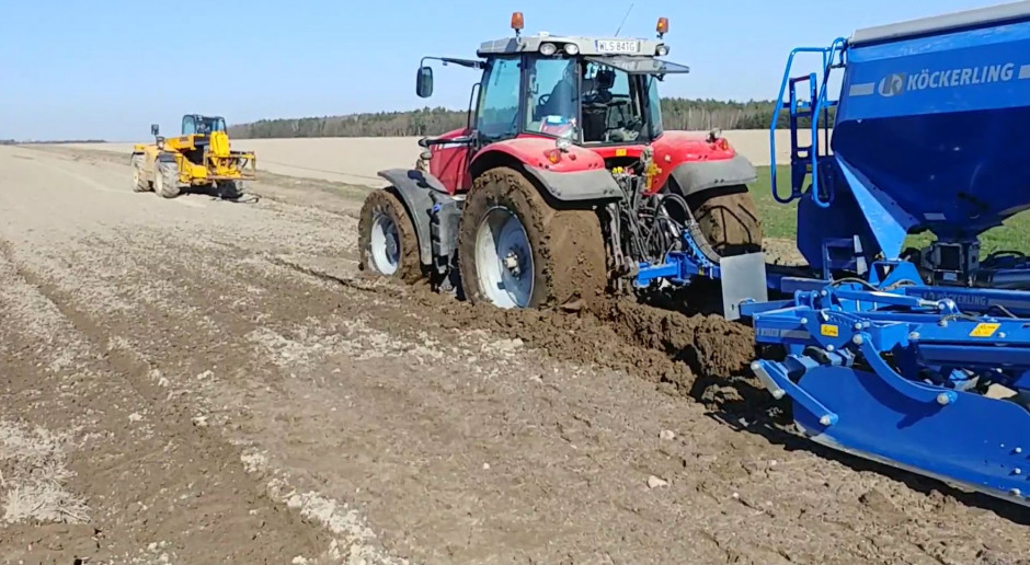 Ładowarka JCB wyciąga MF-a 7624 z agregatem Köckerling Vitu, fot.kh Wpadka na polu. Ładowarka wyciąga traktor z agregatem