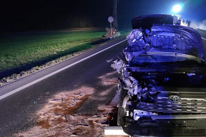 Ciągnik w rowie po zderzeniu z autem, traktorzysta pod wpływem
