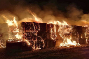 Pożar sterty słomy przy autostradzie A4