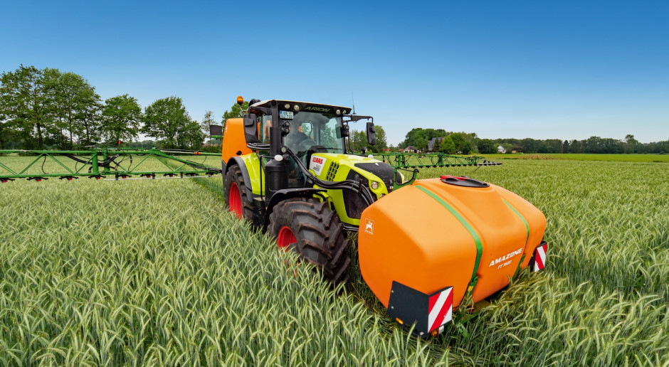 Zbiornik przedni Amazone FT 1502 umożliwia zwiększenie pojemności UF 2002 do 3500 l, fot. Amazone Opryskiwacz Amazone z większym zbiornikiem przednim