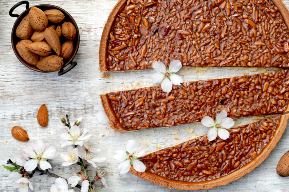 Mazurek z migdałami w słonym karmelu, fot. Shutterstock