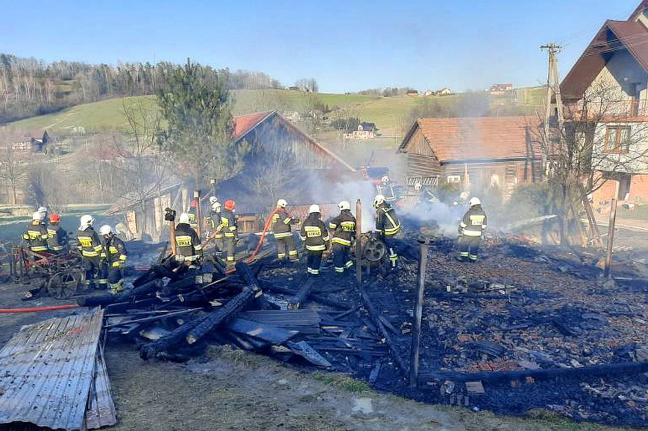 Budynek gospodarczy spłonął doszczętnie, Foto: PSP Nowy Sącz