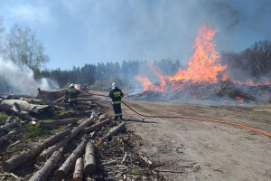 Wielki pożar trocin w składzie drewna