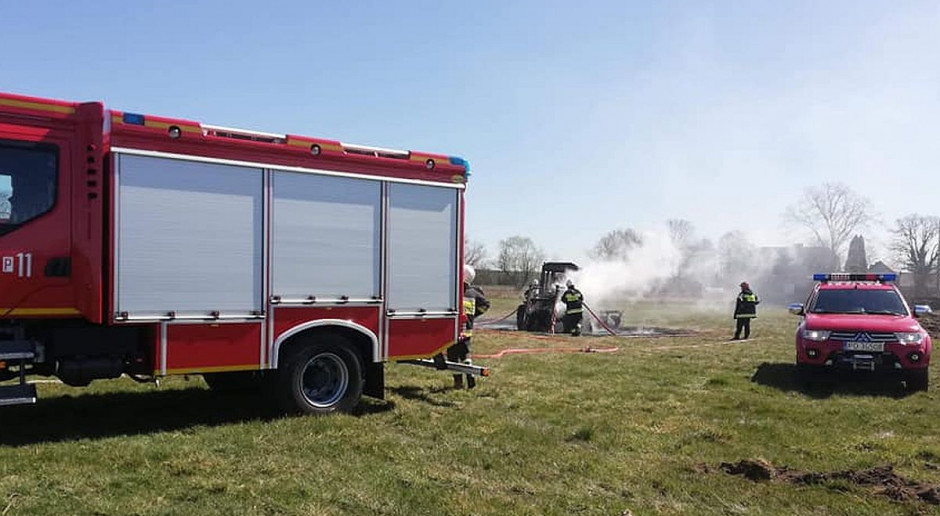 Ciągnik stanął w ogniu podczas prac polowych i spłonął doszczętnie, Fot. OSP Ostrzeszów Na polu spłonął traktor z pługiem