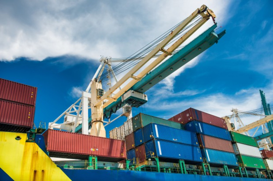 Zmniejszony import towarów do Europy i ograniczona dostępność kontenerów wpływają na wzrost stawek frachtów na globalnym rynku, fot. Shutterstock