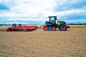 Claas Axion 960 TerraTrac na testach